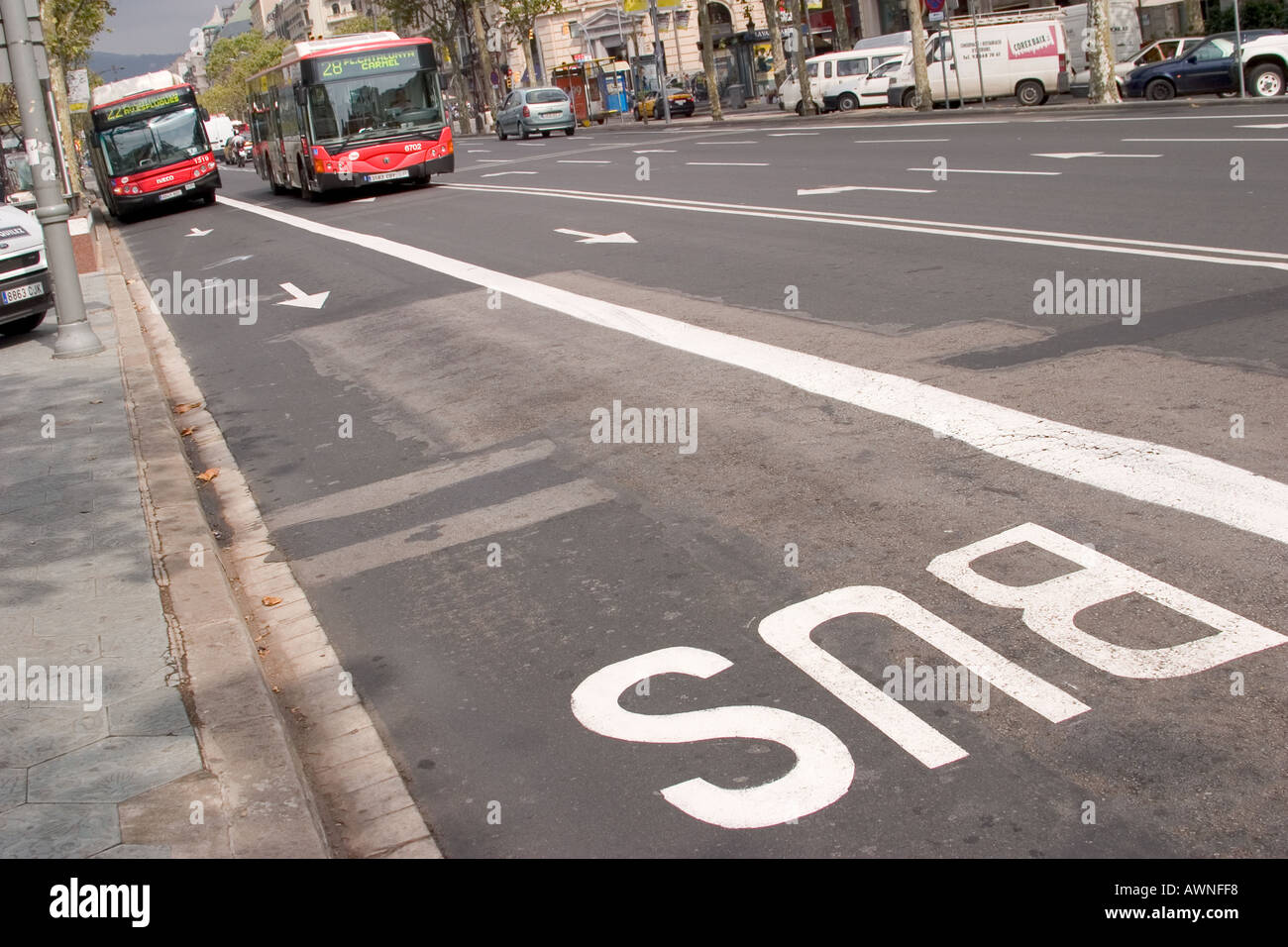 Barcelone Espagne bus des transports publics en bus lane Banque D'Images