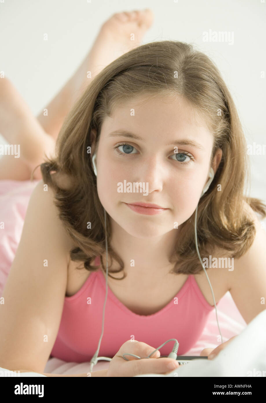 Preteen Girl Lying On Stomach Banque De Photographies Et Dimages à