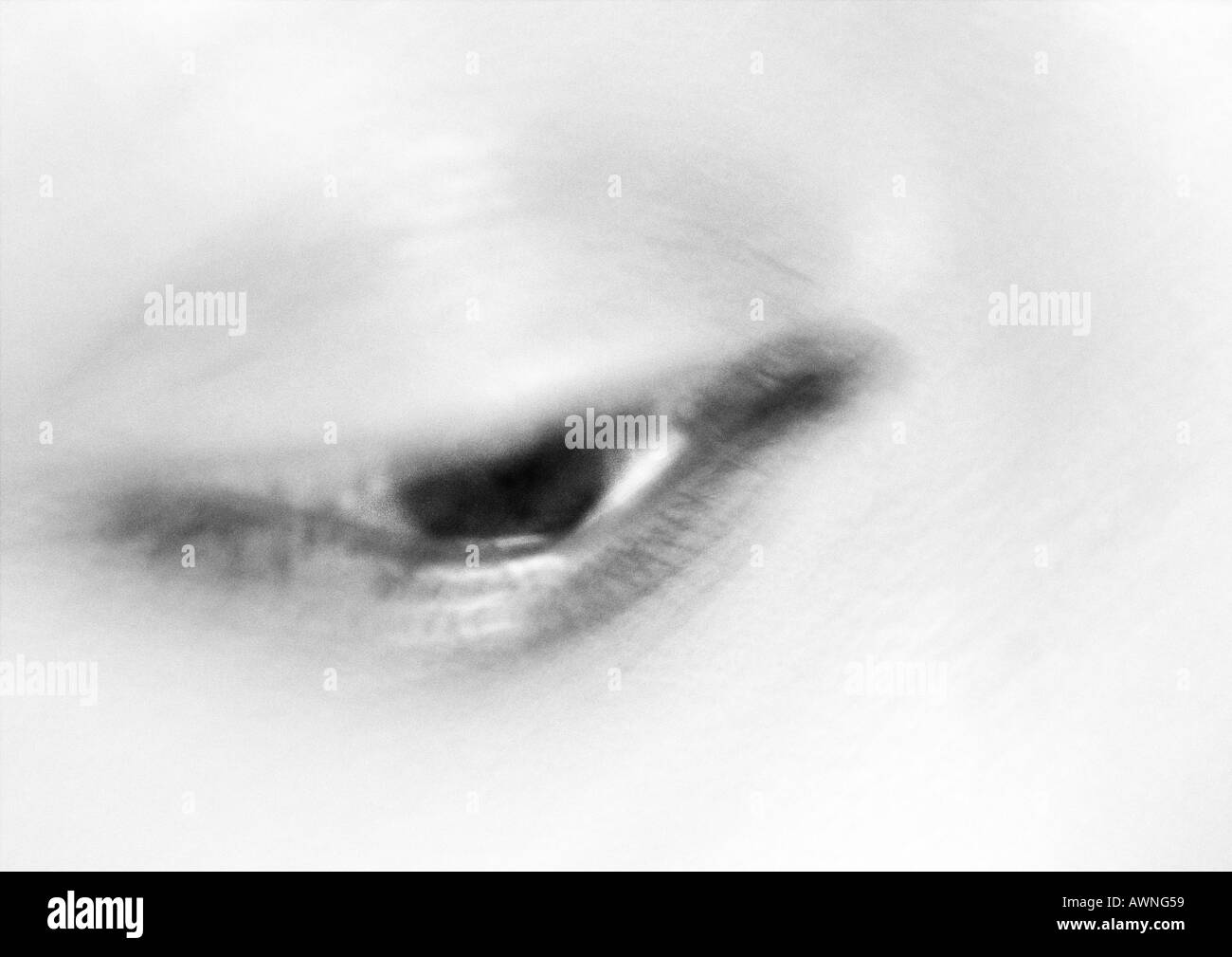 Woman's eye, blurred close up, noir et blanc. Banque D'Images