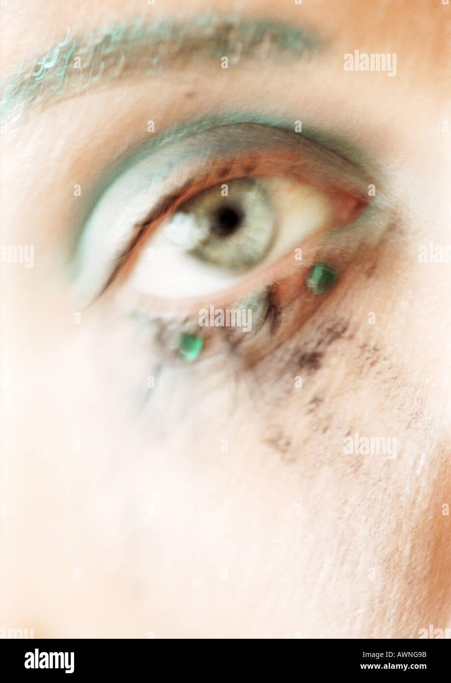 Woman's eye avec make-up sur la paupière et sous l'oeil, close-up, floue. Banque D'Images