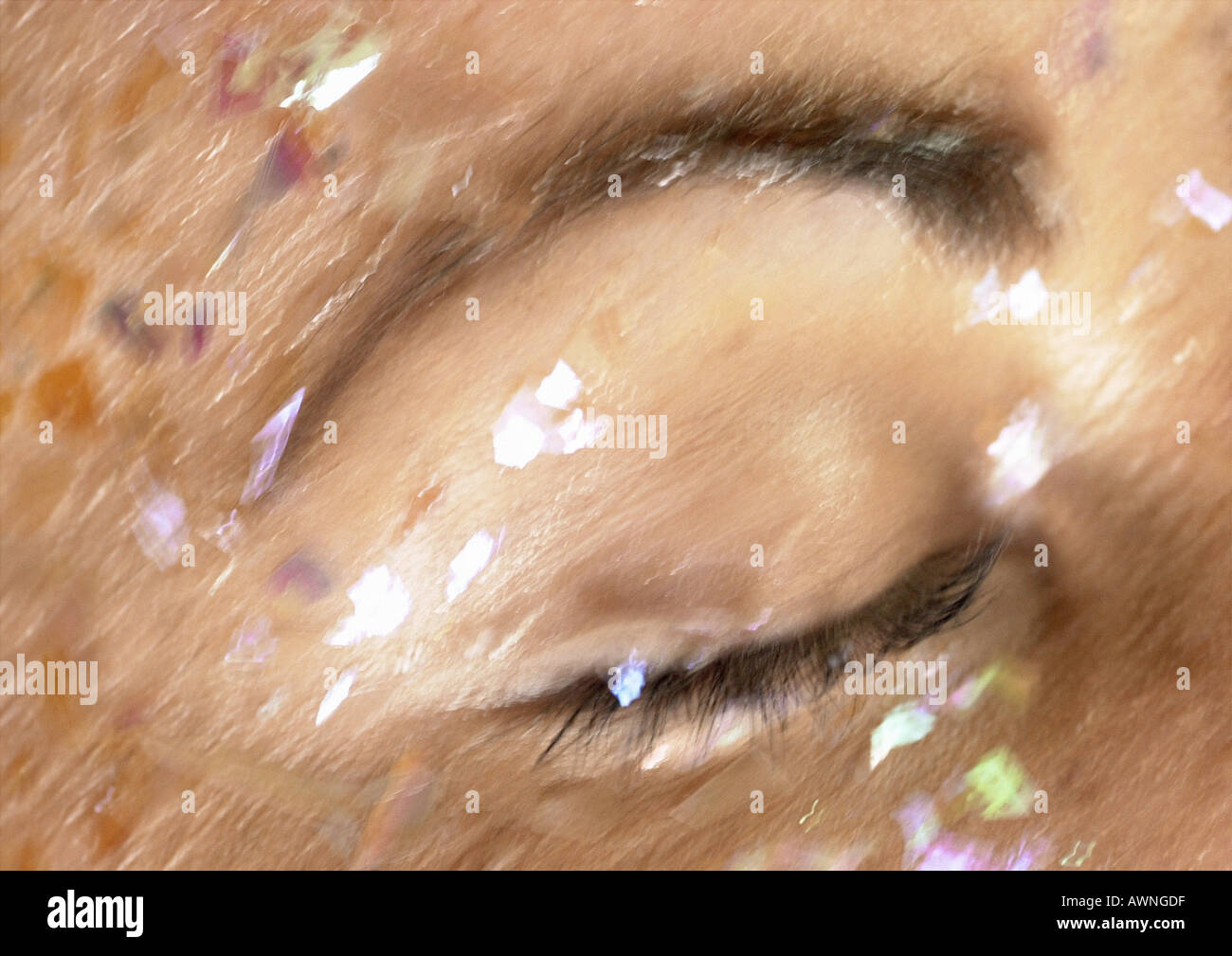 L'œil fermé de la femme avec des paillettes sur le visage, close-up, floue. Banque D'Images