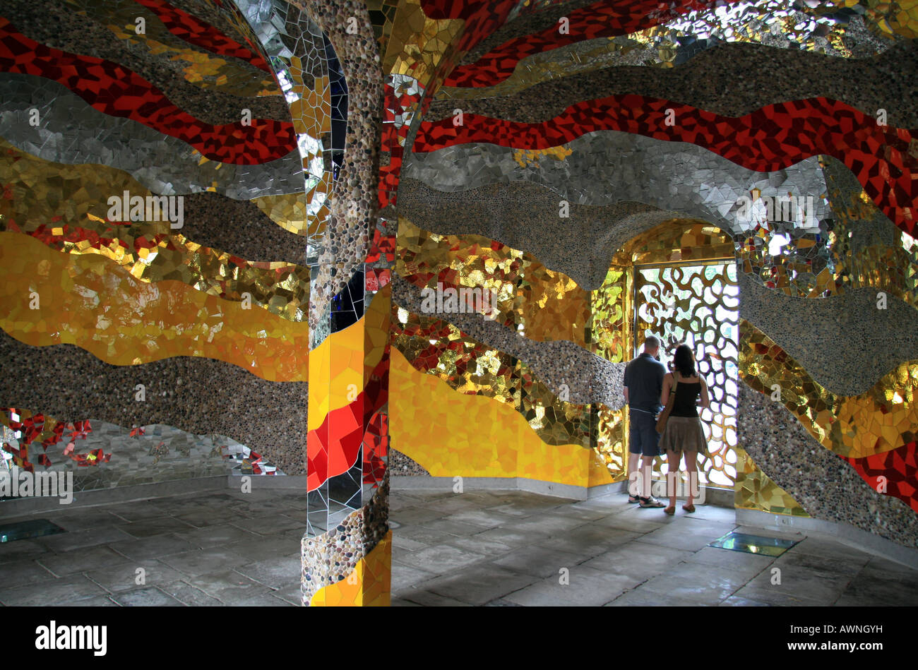 L'intérieur de la grotte de Niki de Saint Phalle dans Herrenhäuser