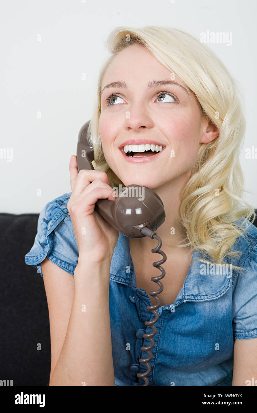 Jeune femme faisant un appel téléphonique Banque D'Images