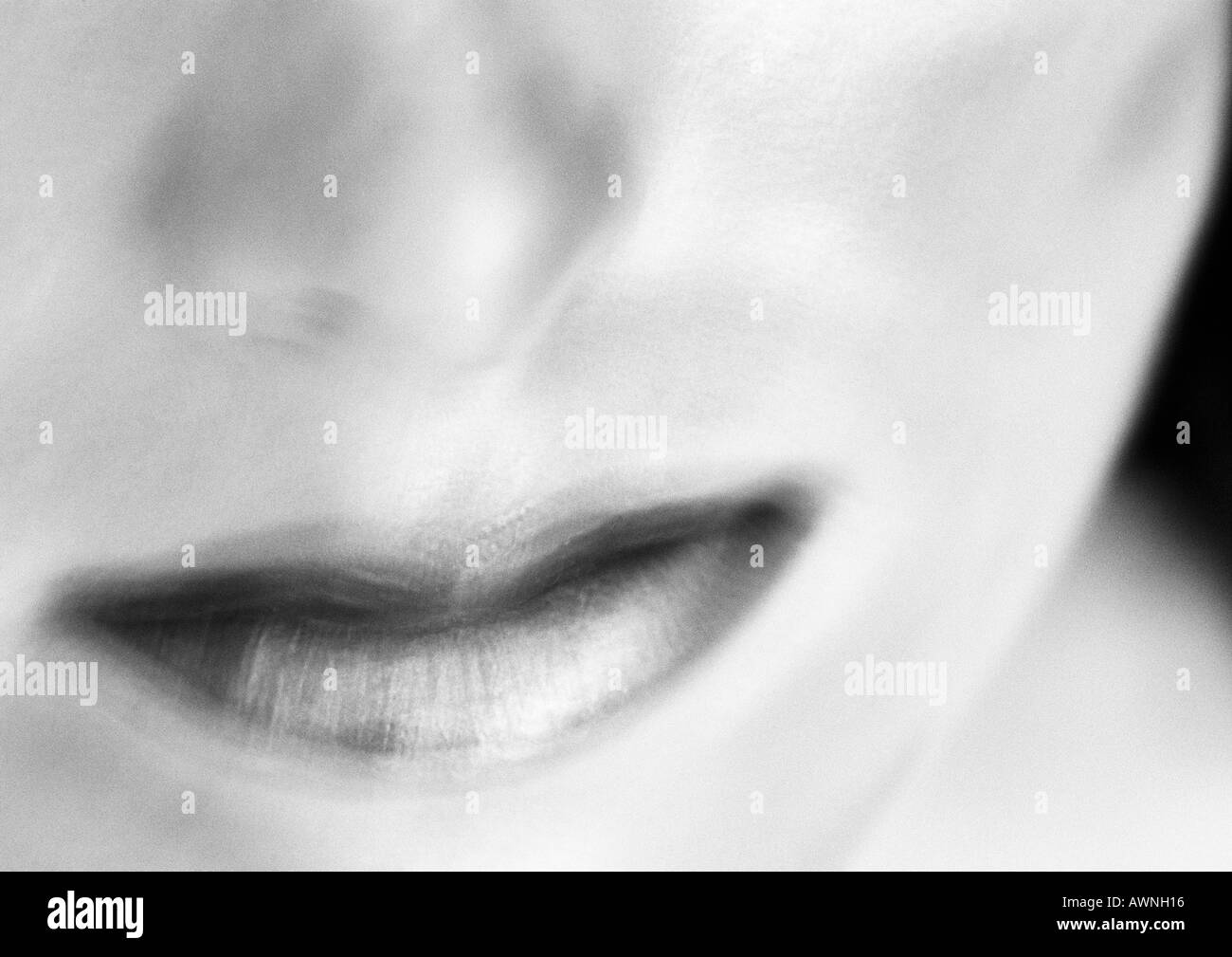 Bouche de femme, Close up, noir et blanc, high angle view, floue. Banque D'Images