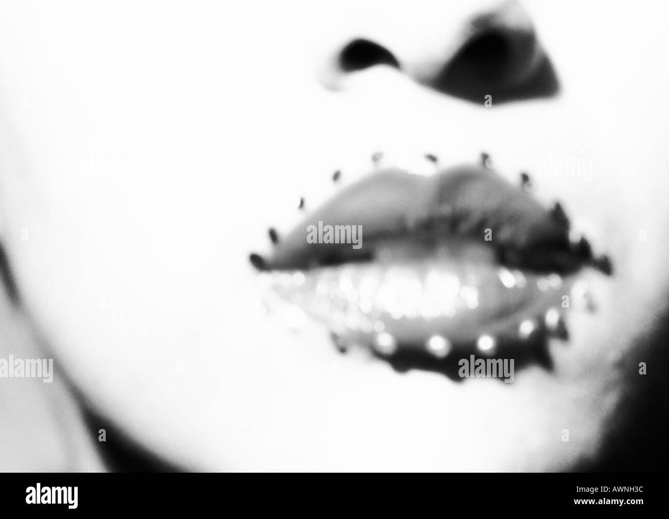 Bouche de femme avec des parures de bijoux, Close up of face inférieure, noir et blanc, flou. Banque D'Images