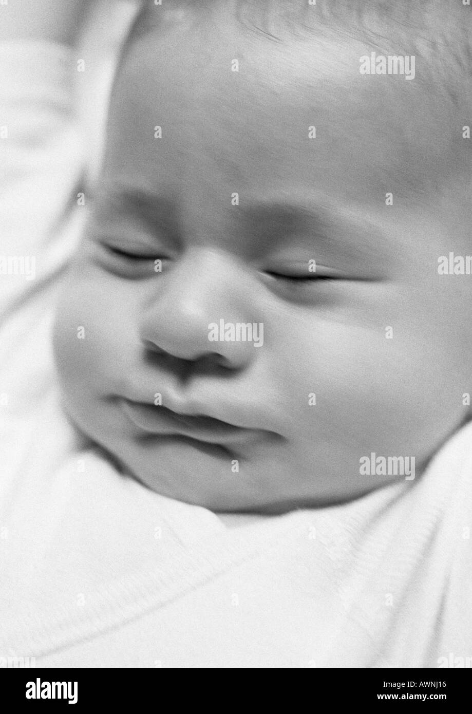 La tête du bébé avec les yeux fermés, B&W. Banque D'Images