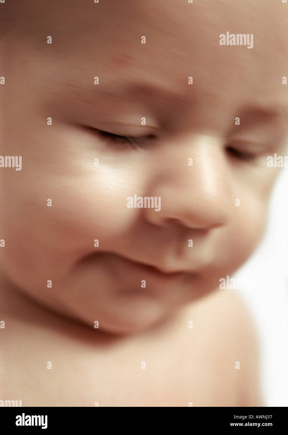 Bébé avec les yeux fermés, close-up, vue de côté. Banque D'Images