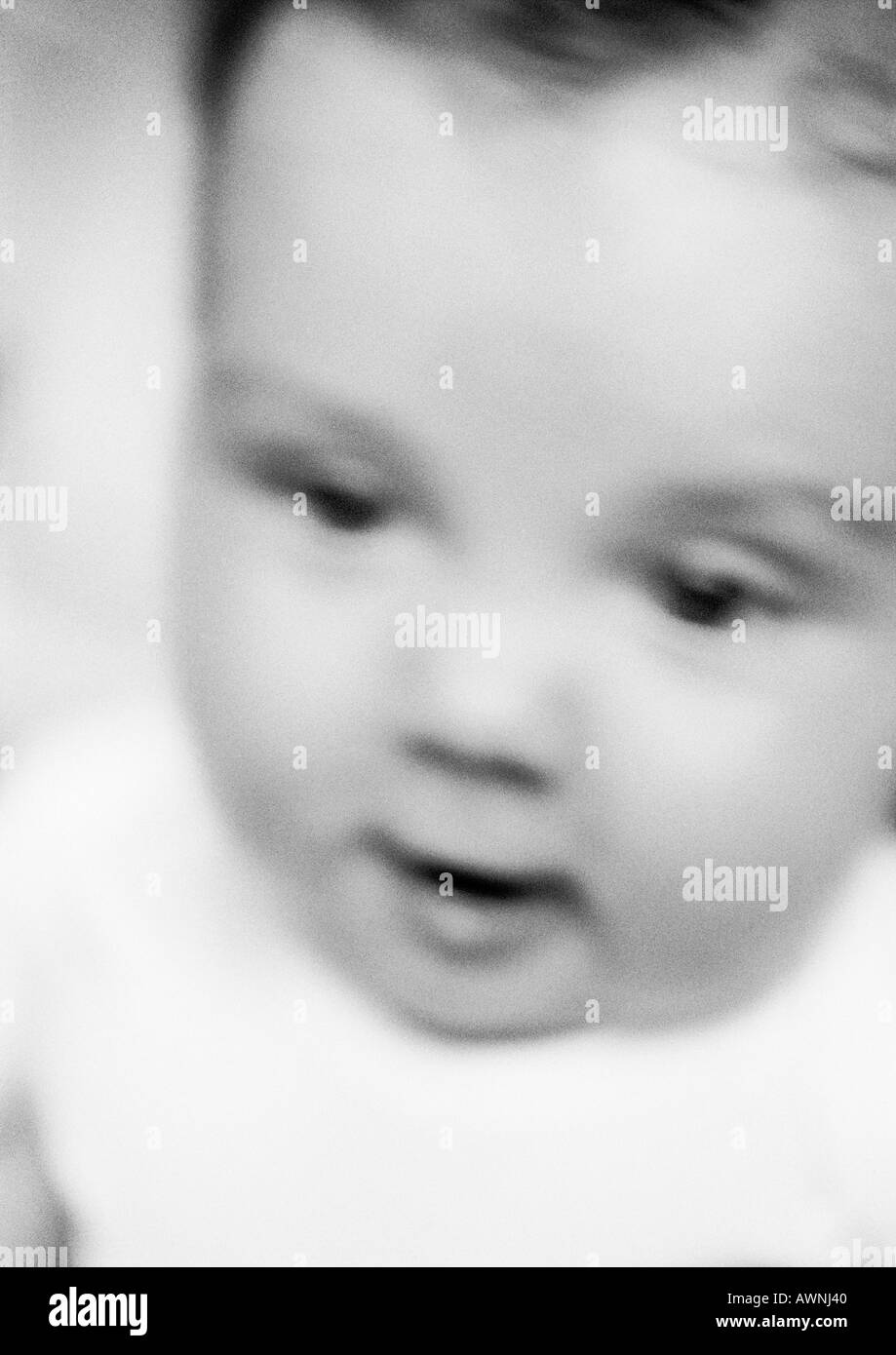Bébé à la recherche vers le bas, brouillées, close-up, b&w Banque D'Images