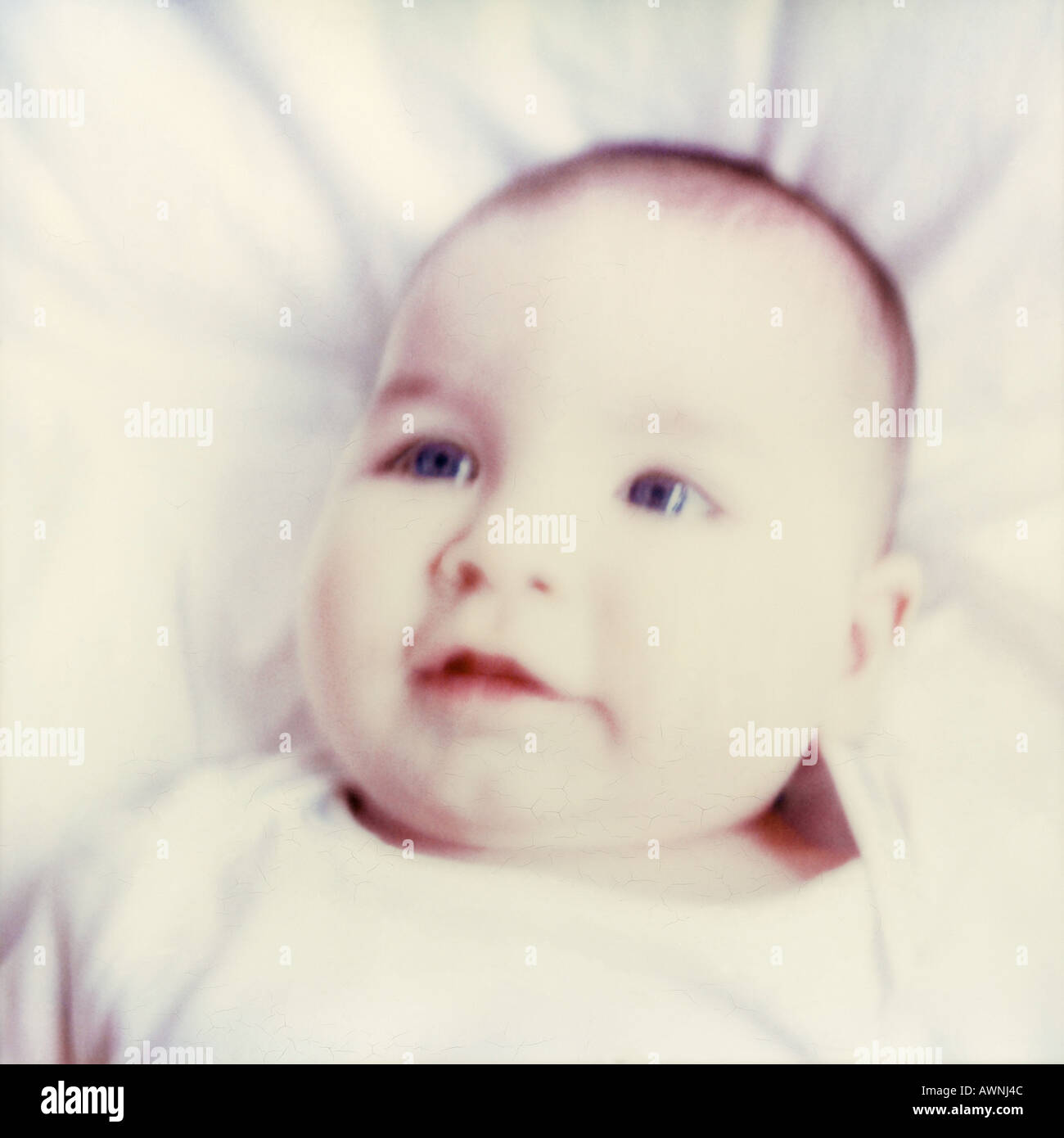 Bébé couché sur le dos, close-up, blurred Banque D'Images