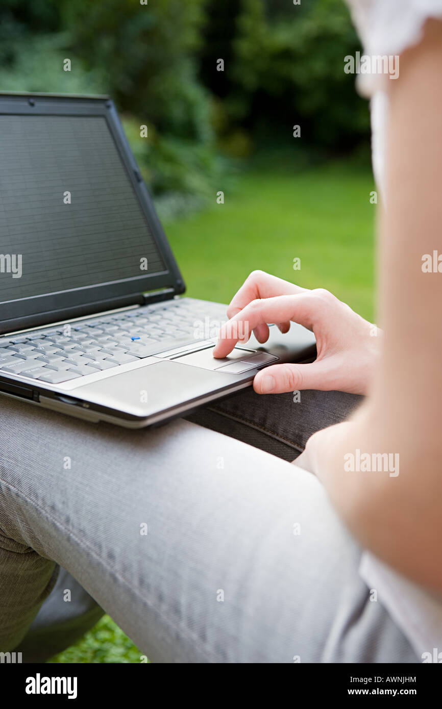 Une femme à l'aide d'un ordinateur portable Banque D'Images