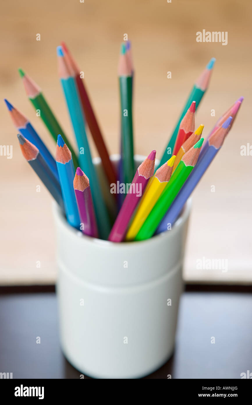Crayons de couleur dans un bureau bien rangé Banque D'Images