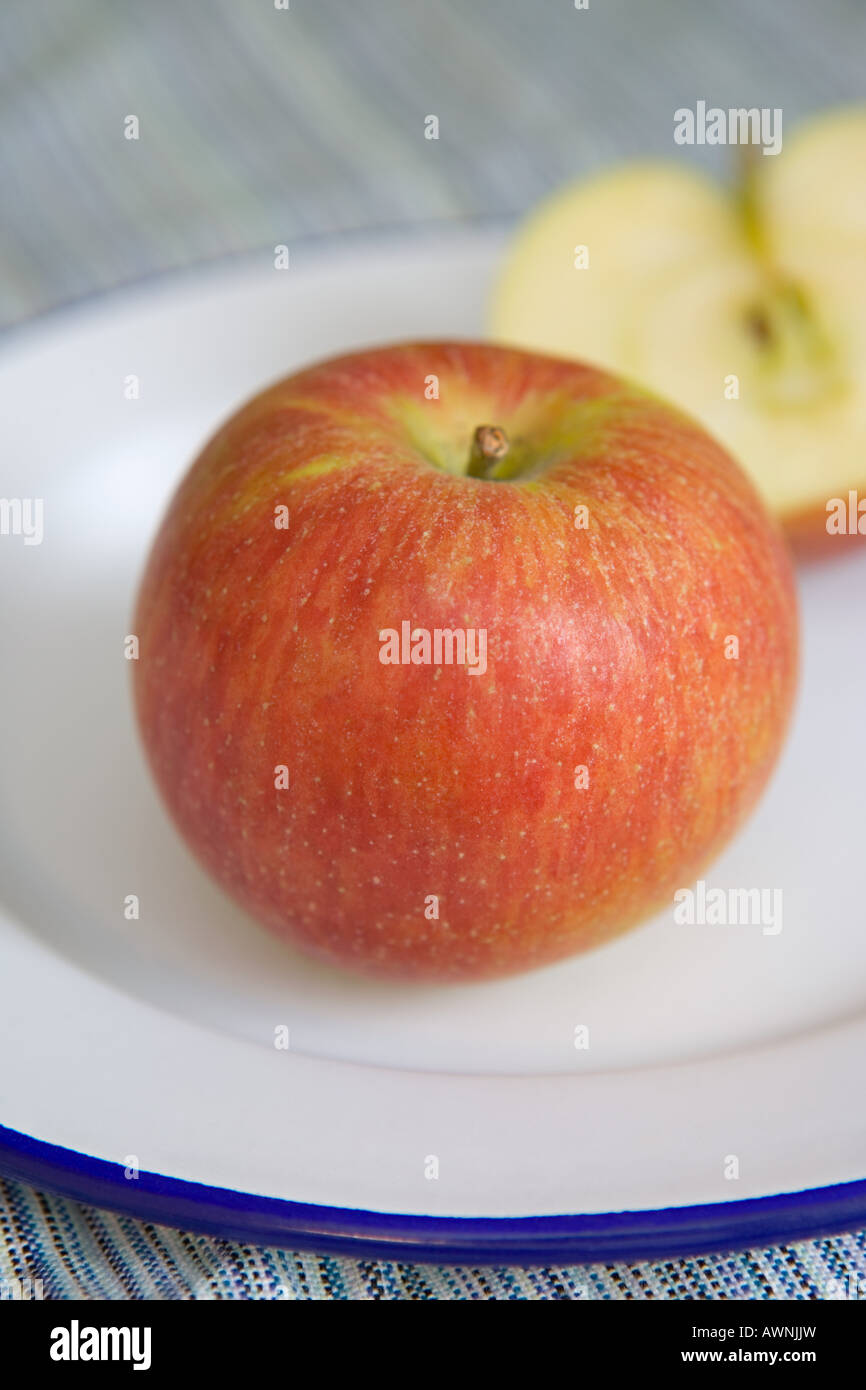 Pomme Rouge sur une plaque Banque D'Images