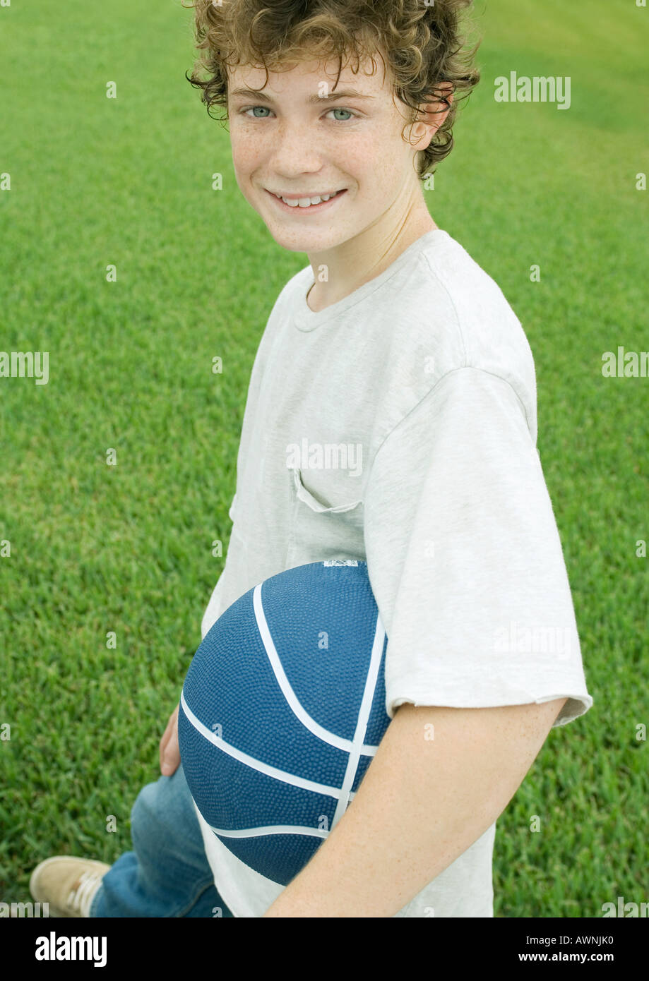 Boy holding basket-ball, portrait Banque D'Images