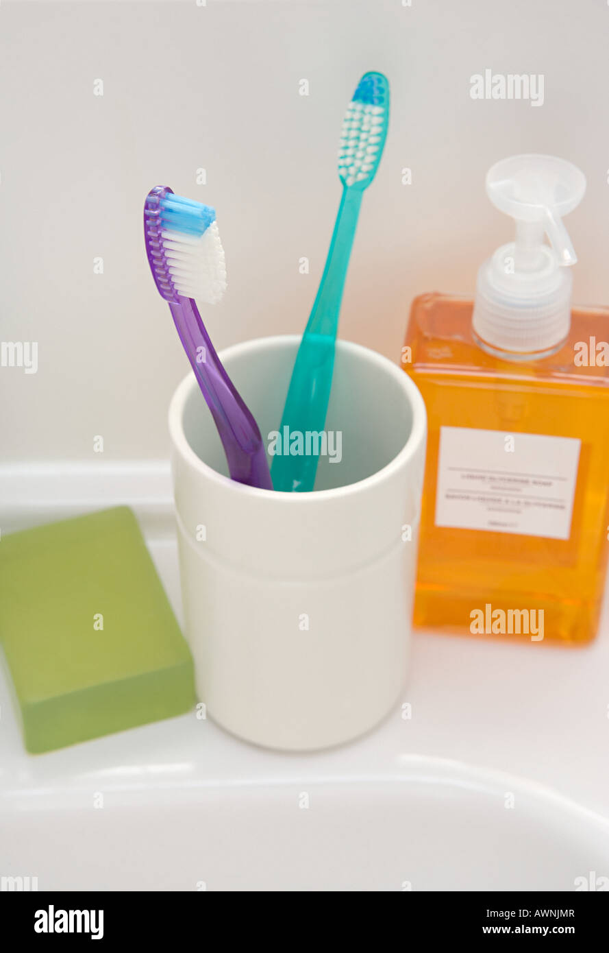 Coupe de brosse à dents et du savon sur un évier Banque D'Images