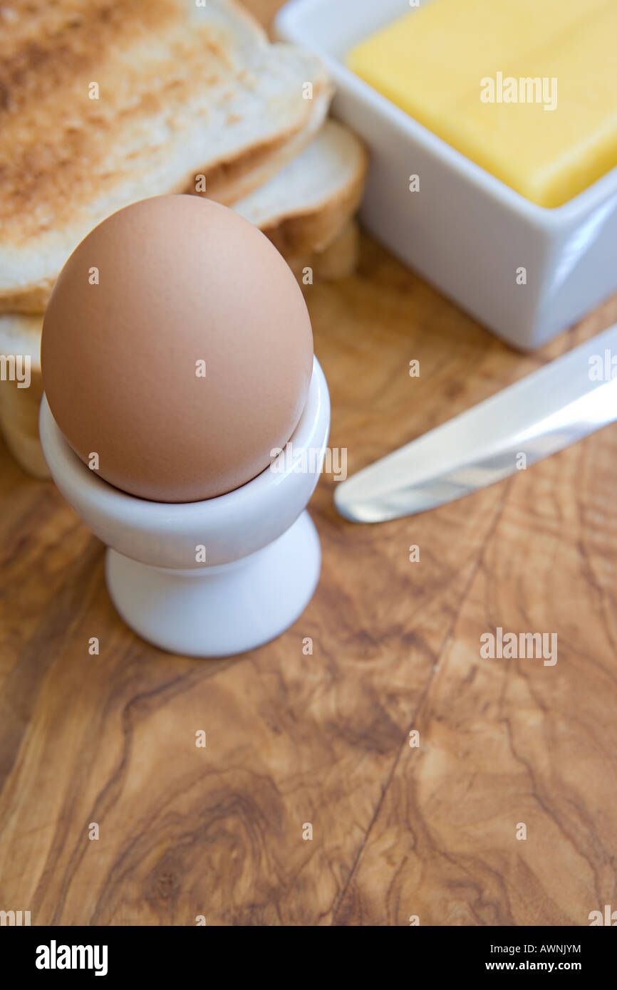 Un œuf dur dans une tasse Banque D'Images