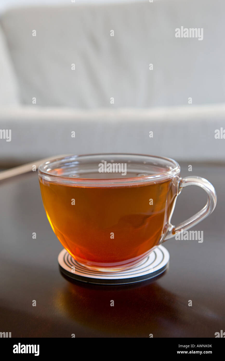 Du thé dans une tasse transparente Banque D'Images