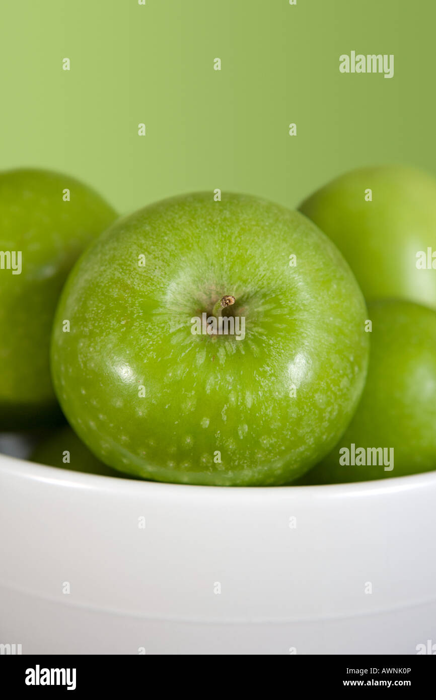 La pomme verte dans un bol Banque D'Images