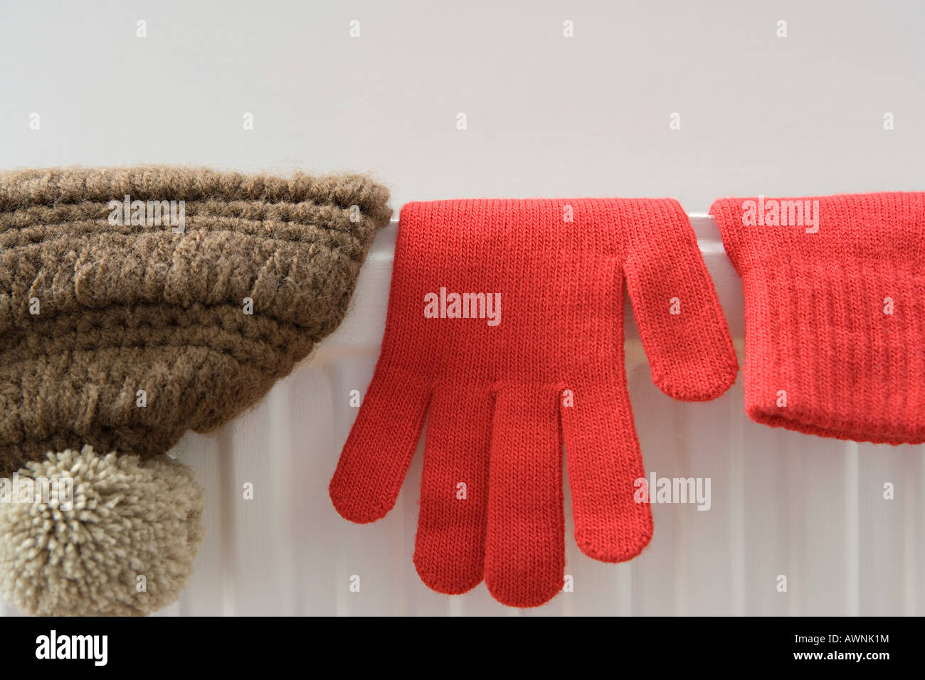 Chapeau et des gants le séchage sur un radiateur Banque D'Images