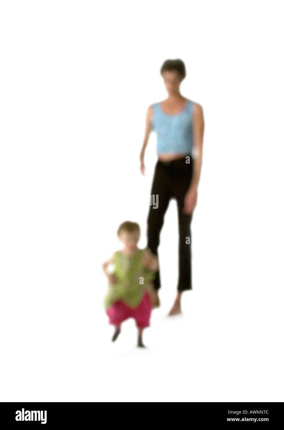 Silhouette de femme et enfant, sur fond blanc, defocused Banque D'Images