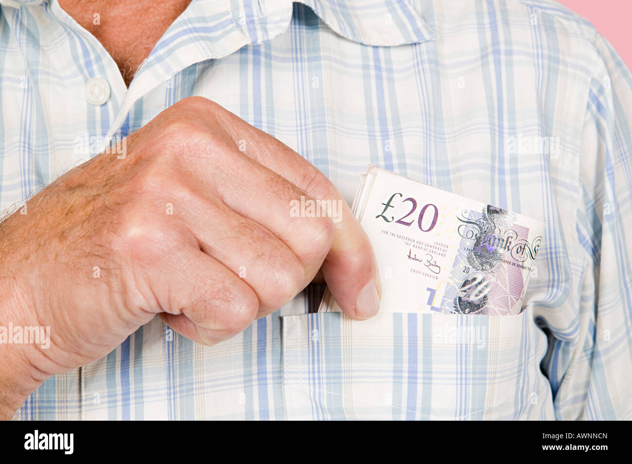 Homme avec billets dans sa poche Banque D'Images