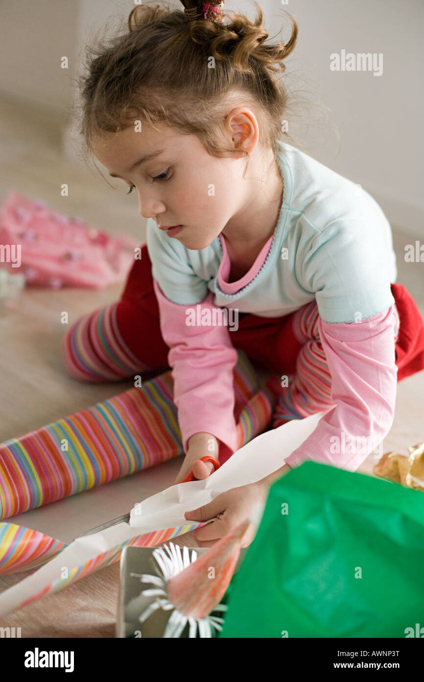 Une fille de papier d'emballage de coupe Banque D'Images