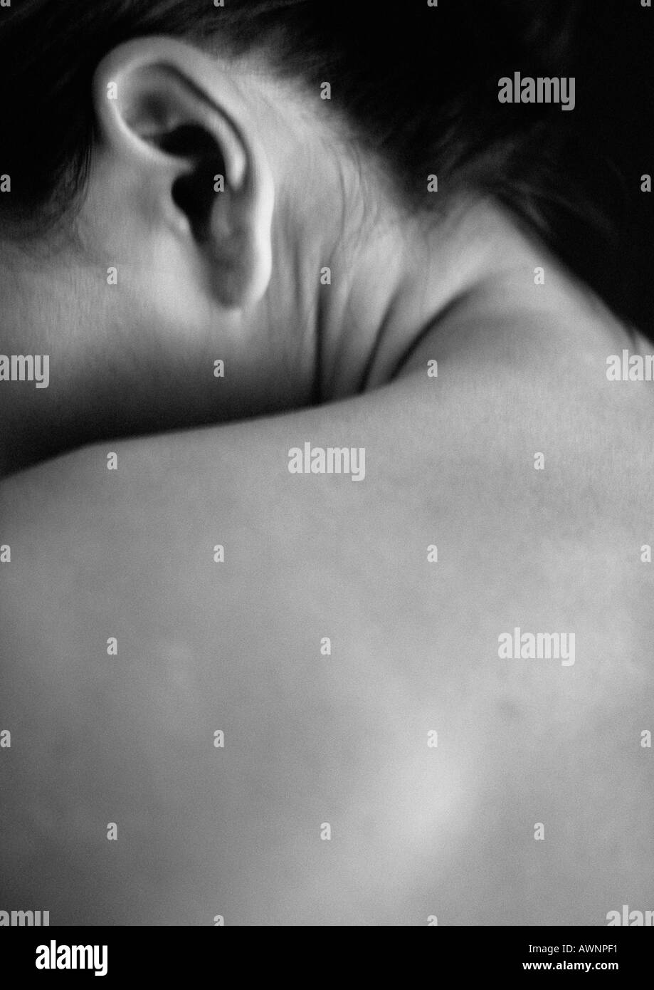 Woman's épaule nue et oreille, close-up, B&W Banque D'Images
