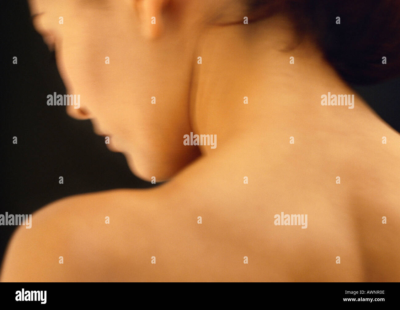 Tête de la femme et l'épaule nue, vue arrière, close-up, blurred Banque D'Images