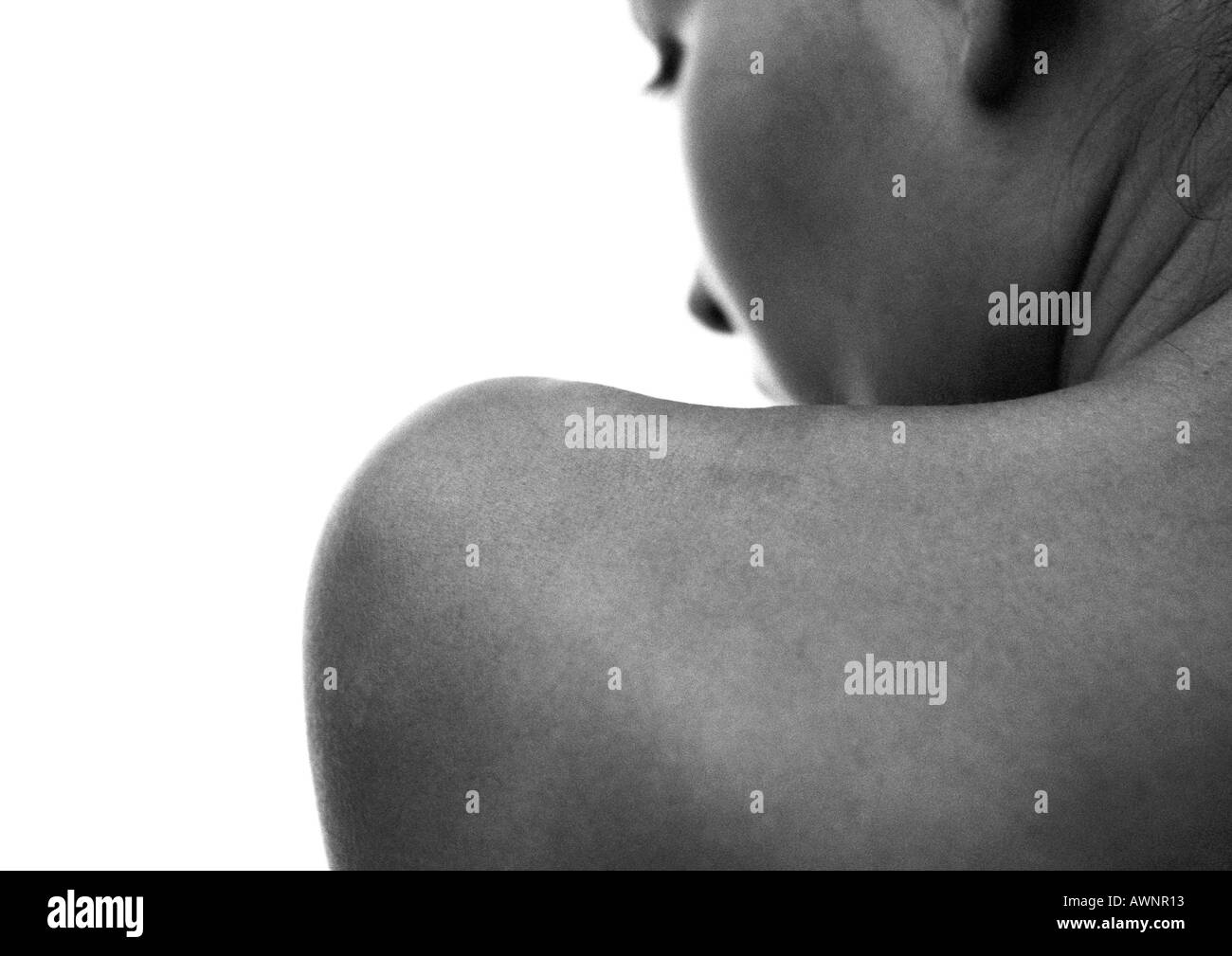 Visage de femme et l'épaule nue, vue partielle, vue arrière, close-up, B&W Banque D'Images