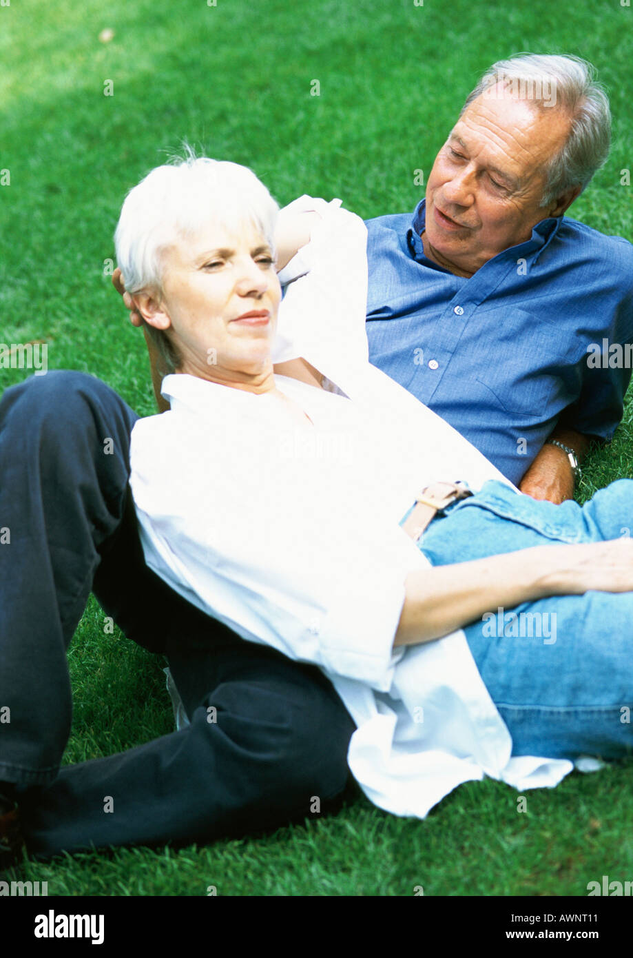 Mature Woman and man lying on grass Banque D'Images
