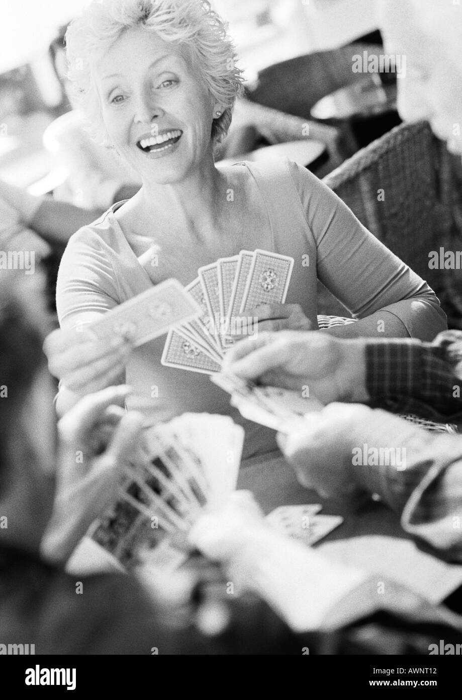 Young woman playing cards, troubles de premier plan, B&W Banque D'Images