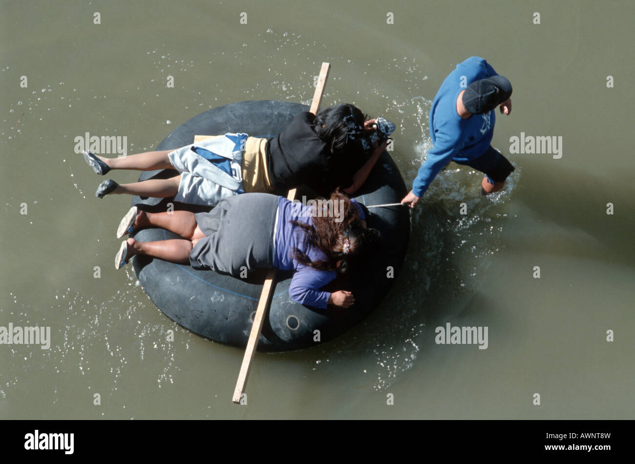 Mexique Les immigrants illégaux TRAVERSANT LE RIO GRANDE DANS LE USA EL PASO Ciudad Juarez Photo Julio Etchart Banque D'Images