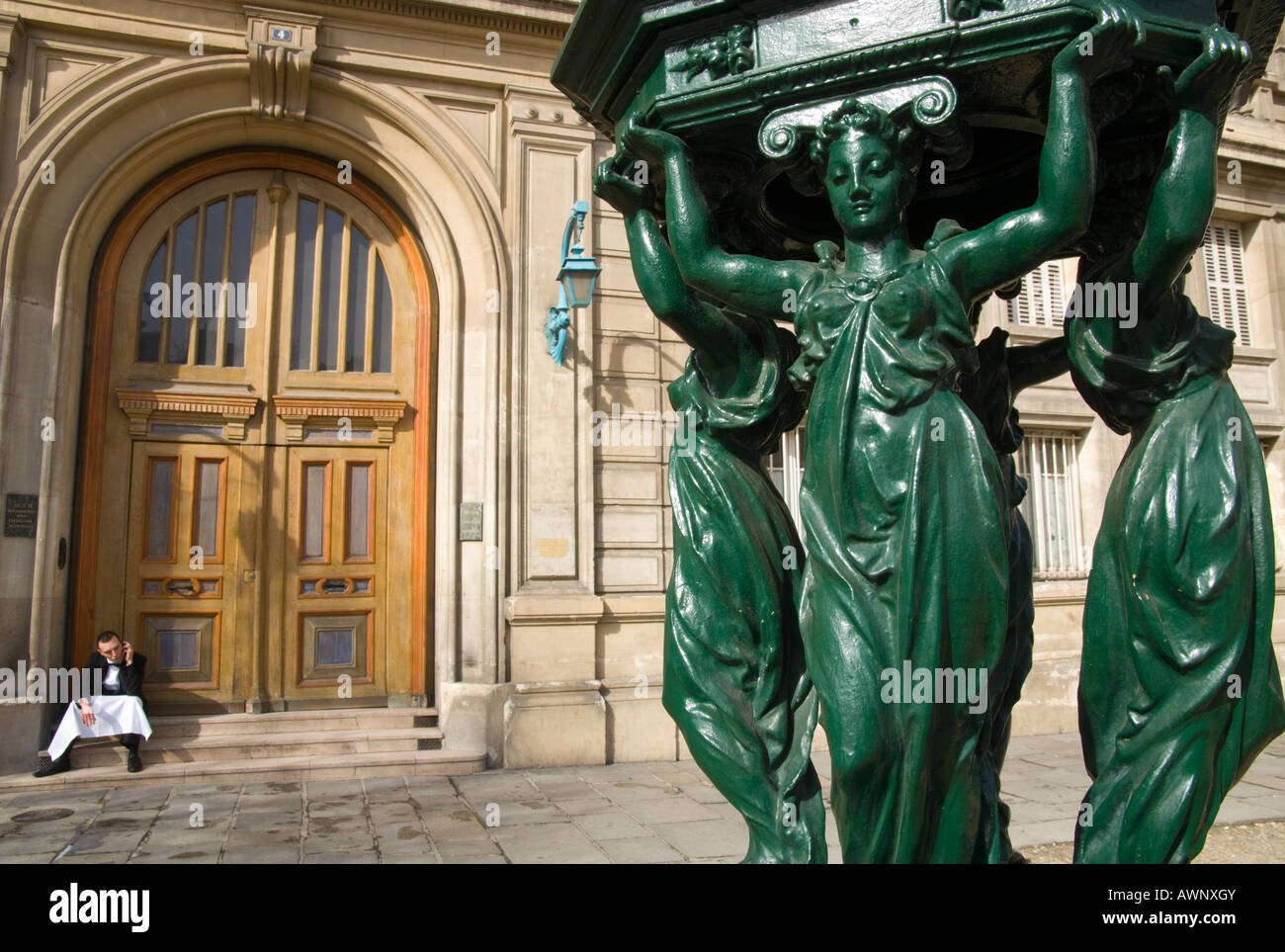 La France. Paris 6. fontaine Wallace. close up avec serveur prendre du repos à l'entrée de l'édifice gate Banque D'Images