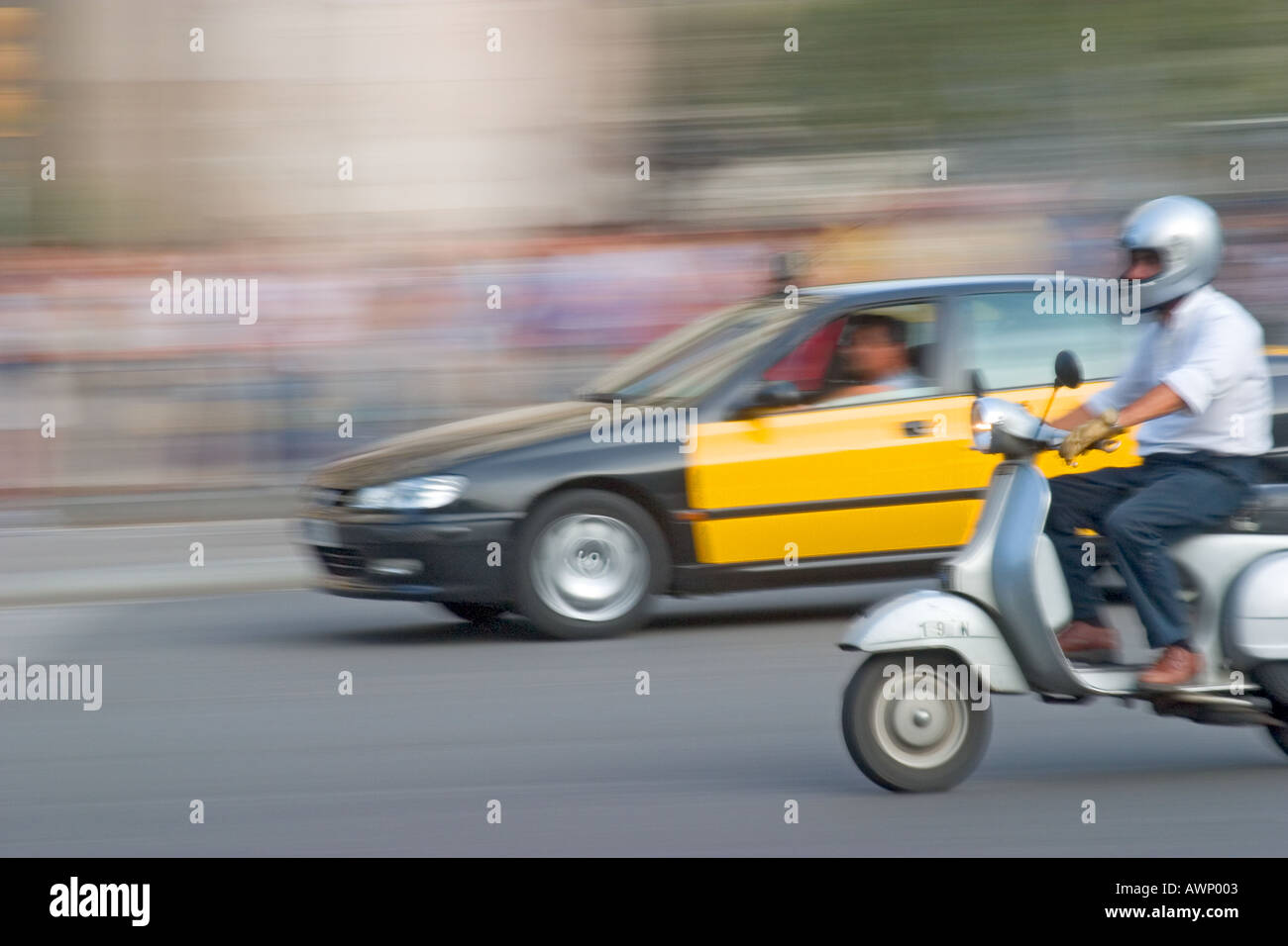 Barcelone Espagne Taxi et scooter Banque D'Images