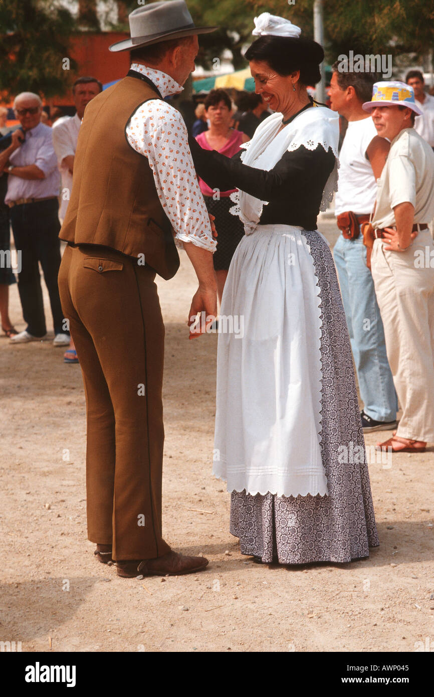 Femme redresse la barre de Camargue Guardian en costume traditionnel Photo  Stock - Alamy