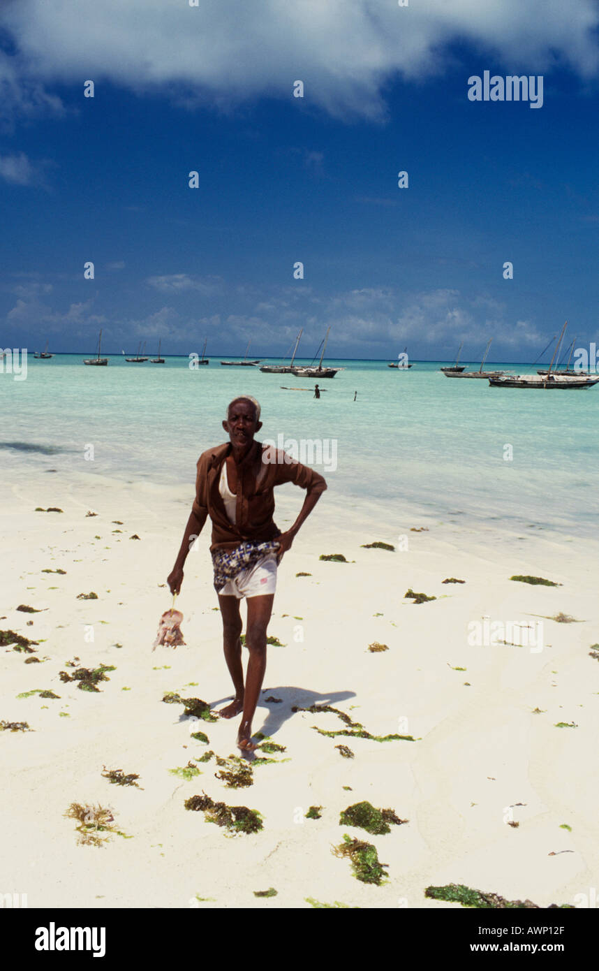 L'homme Local avec prise d'Octopus sur la plage de Nungwi, au nord-ouest de  l'île de Zanzibar, Tanzanie Photo Stock - Alamy