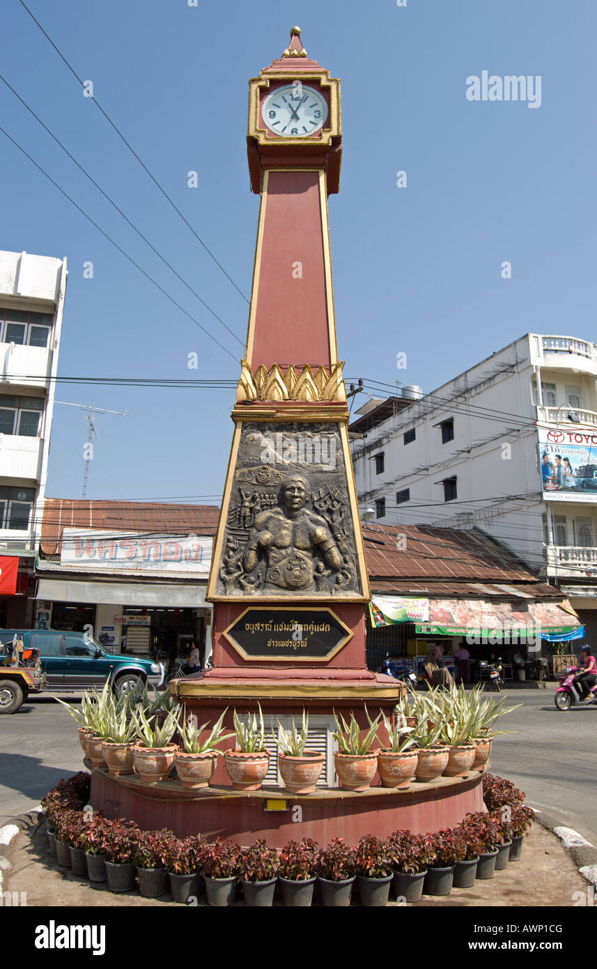 Tour de l'horloge monument à l'ancien boxeur champion du monde khaosai galaxy, dans sa ville natale de Phetchabun, Thaïlande Banque D'Images