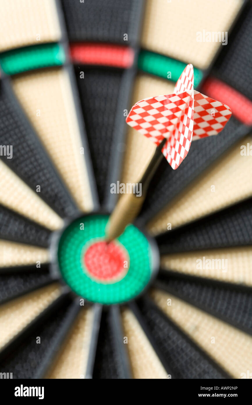 Dart coincé dans un jeu de fléchettes, bullseye Banque D'Images