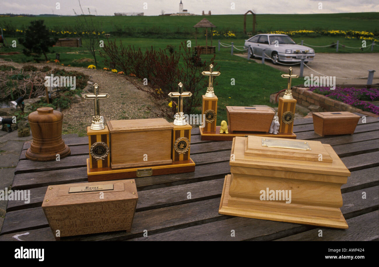 Cercueils de crématorium pour animaux de compagnie dans un cimetière pour animaux de compagnie Royston Cambridgeshire années 1990 Royaume-Uni circa 1995 Angleterre HOMER SYKES Banque D'Images