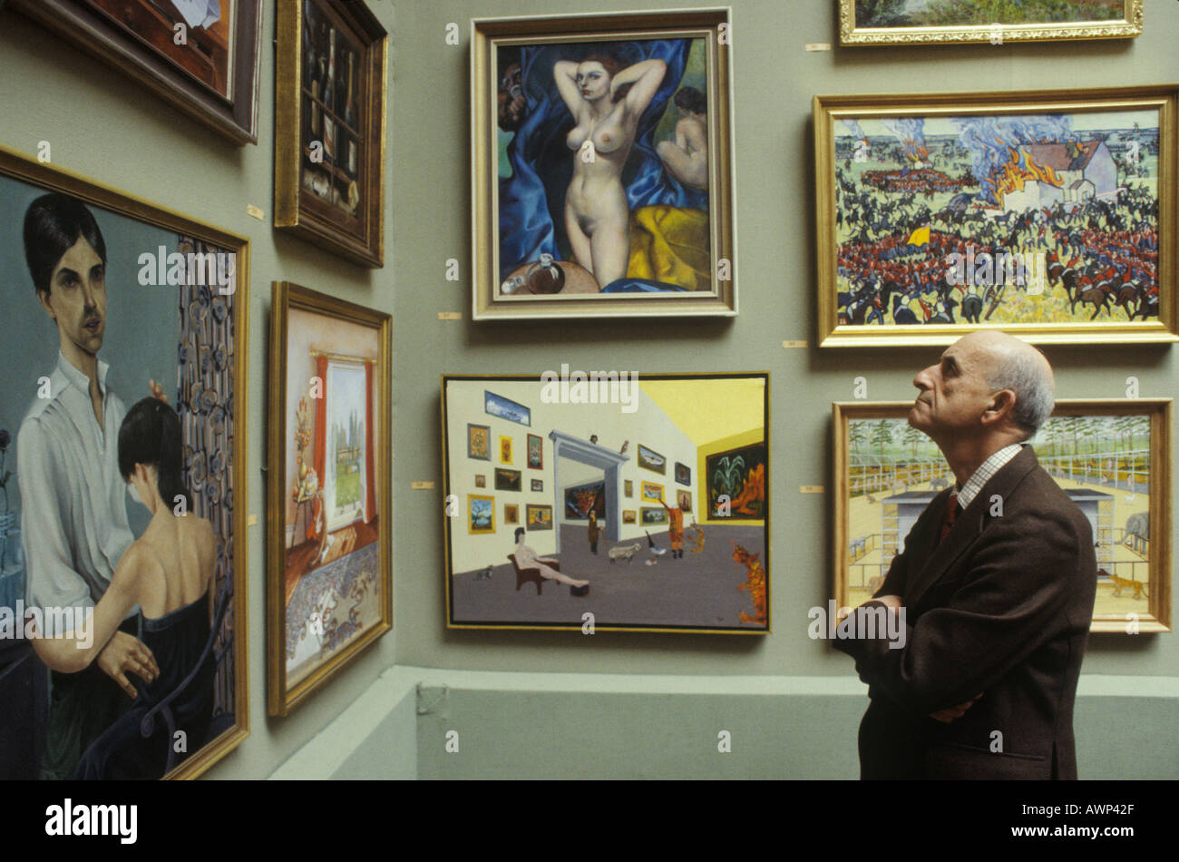 En regardant art UK. Royal Academy exposition d'été annuelle Burlington House Londres 1984, années 1980 Royaume-Uni HOMER SYKES Banque D'Images