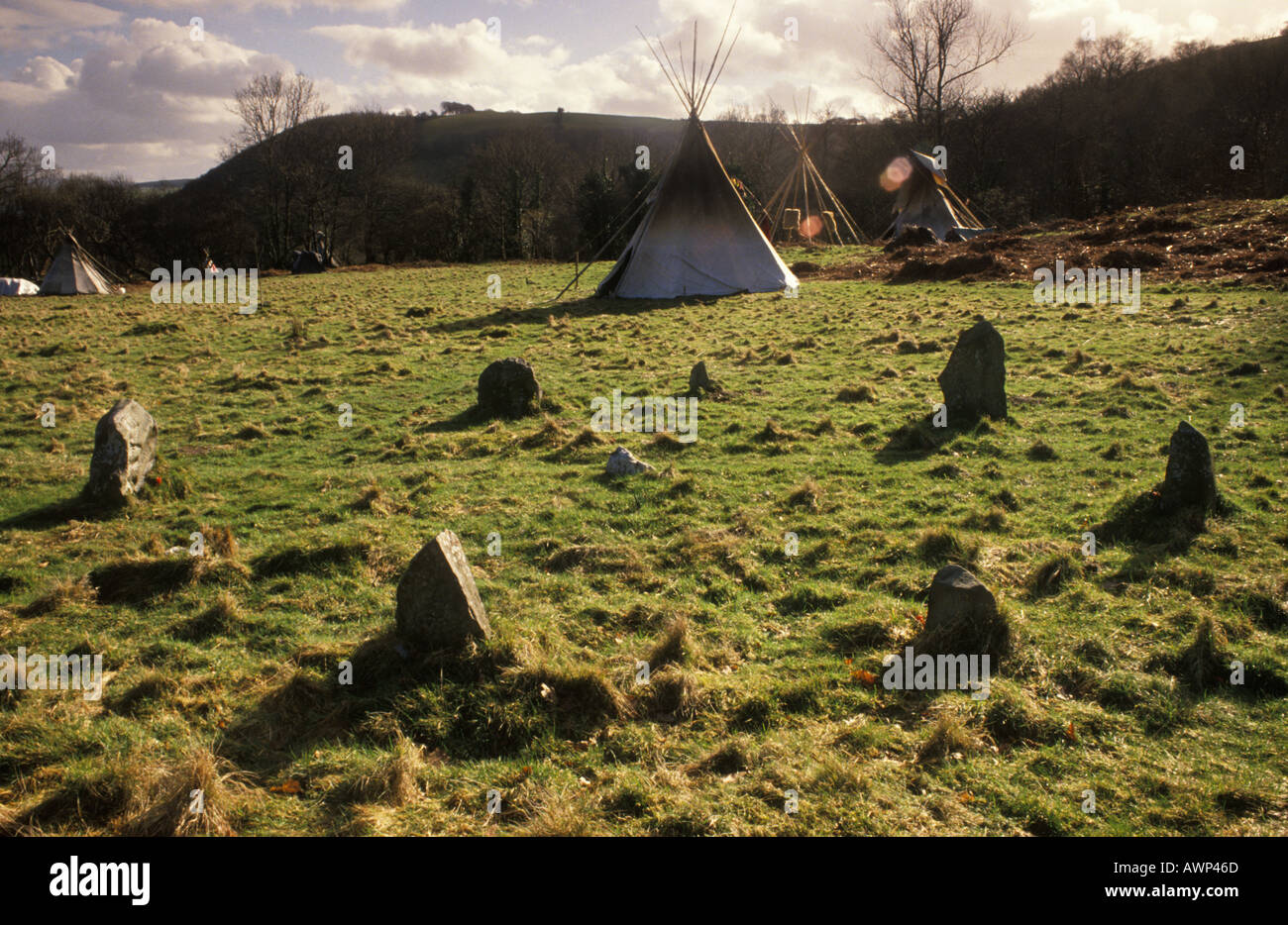 Communauté Hippy 1980s Royaume-Uni. Tepee Tipi Valley une communauté hippie galloise Llandeilo un cercle de pierre nouvellement fait. Pays de Galles 1985 HOMER SYKES Banque D'Images