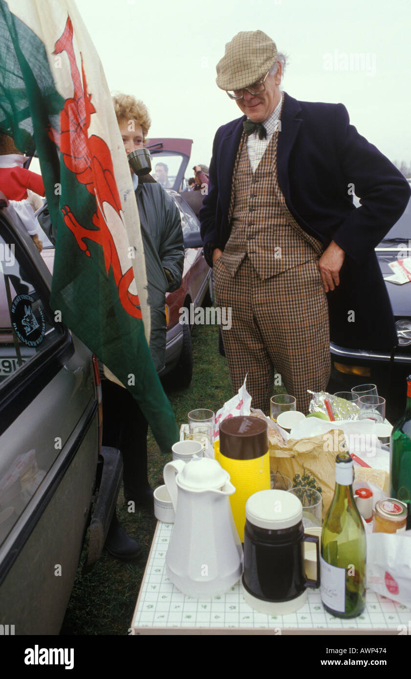 Terrain de rugby de Twickenham, Welsh soutien couple pique-nique dans le parking avant le début du match Londres UK. Pays de Galles contre Angleterre international 1985 années 1980 Banque D'Images