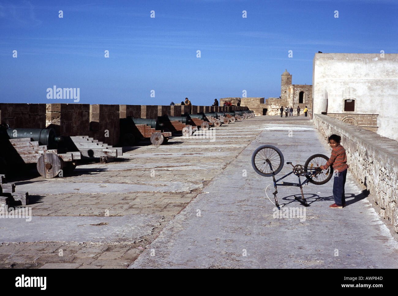 La Médina dans la station touristique de Maroc Essaouira Mogador sa fixation enfant vélo push Banque D'Images