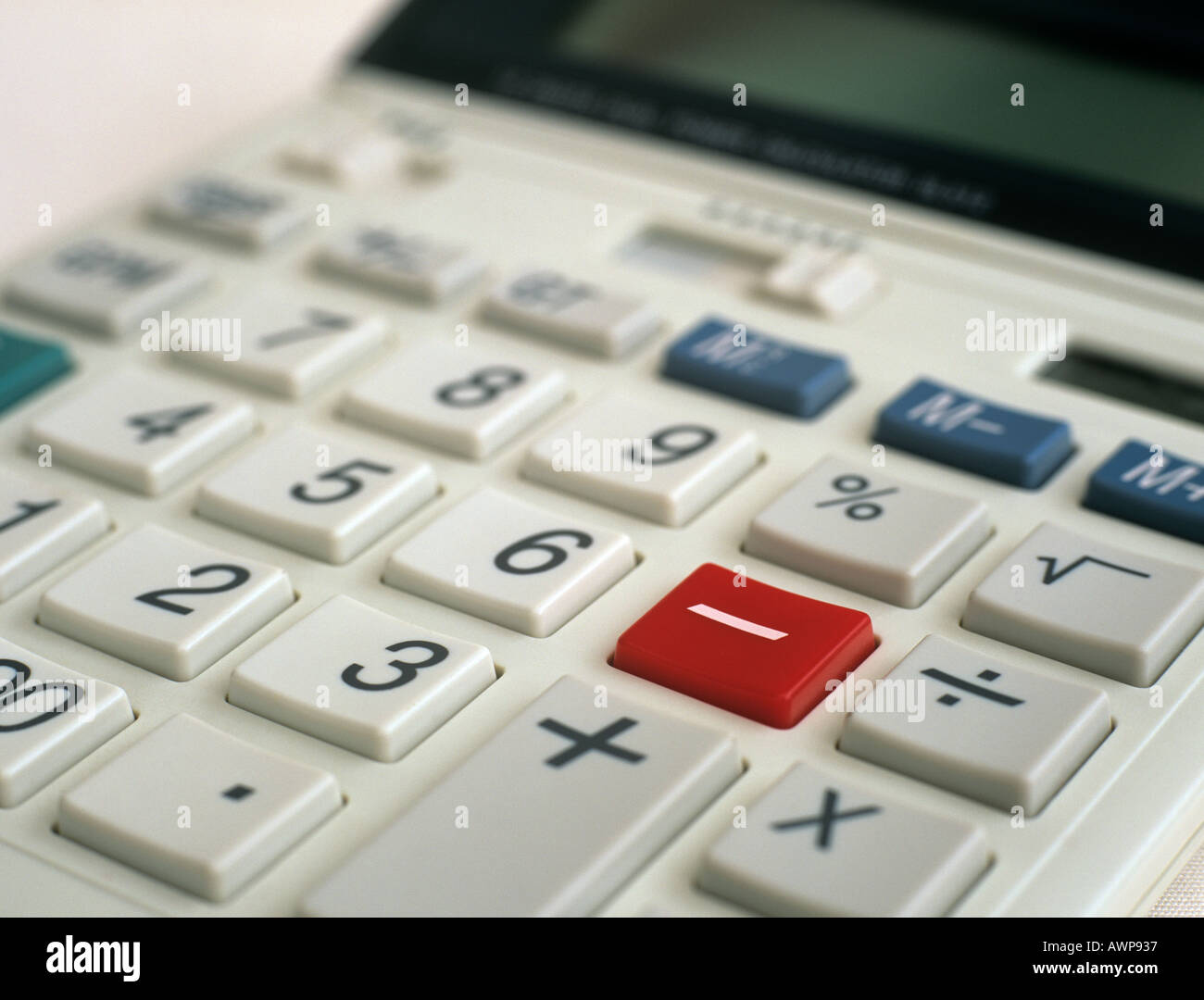 Calculatrice en close up l'accent sur la touche moins rouge Banque D'Images