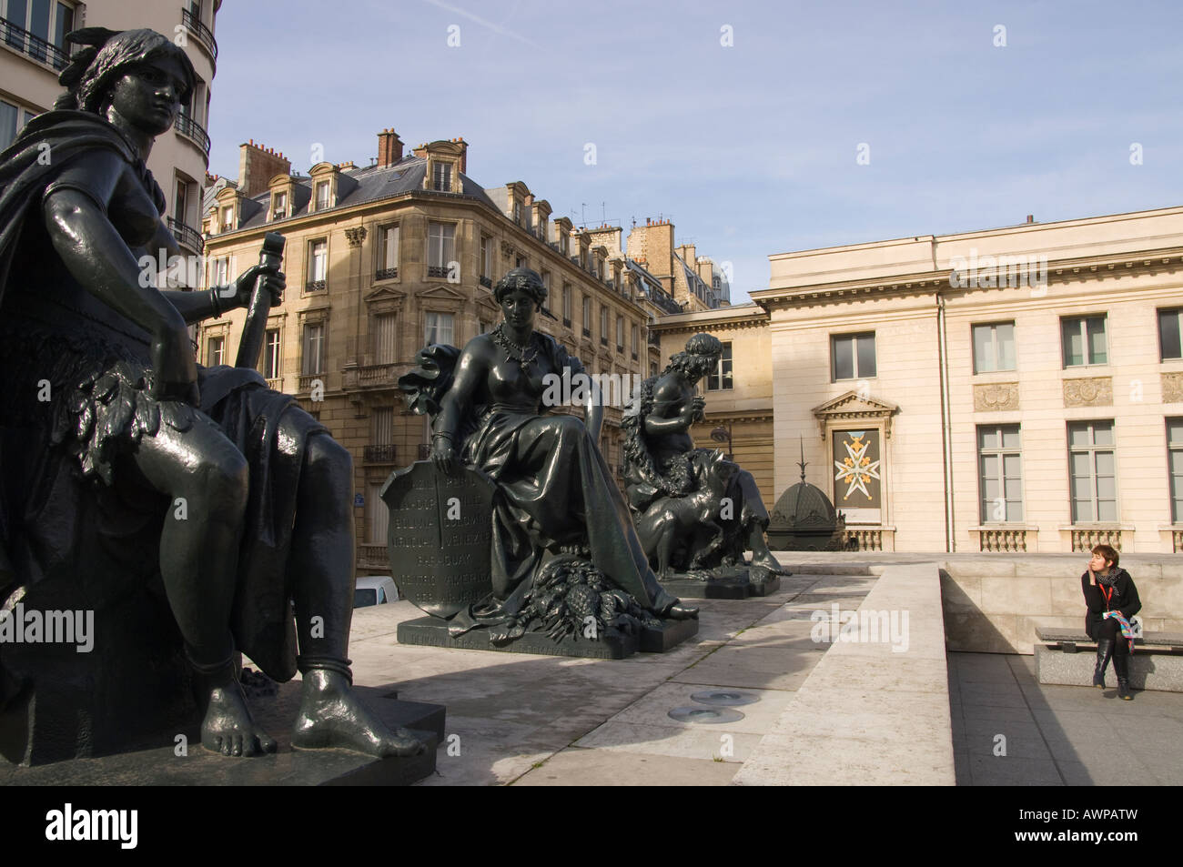 France Paris Musée d Orsay 7 esplanade à l'extérieur porte d'entrée jeune femme fumeurs à côté de statues de groupe Banque D'Images
