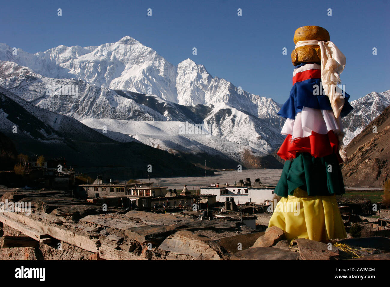 Vue sur le toit du temple à Kagbeni, un petit village de montagne le long de la célèbre piste de Jomsom, Kagbeni, Népal, Asie Banque D'Images