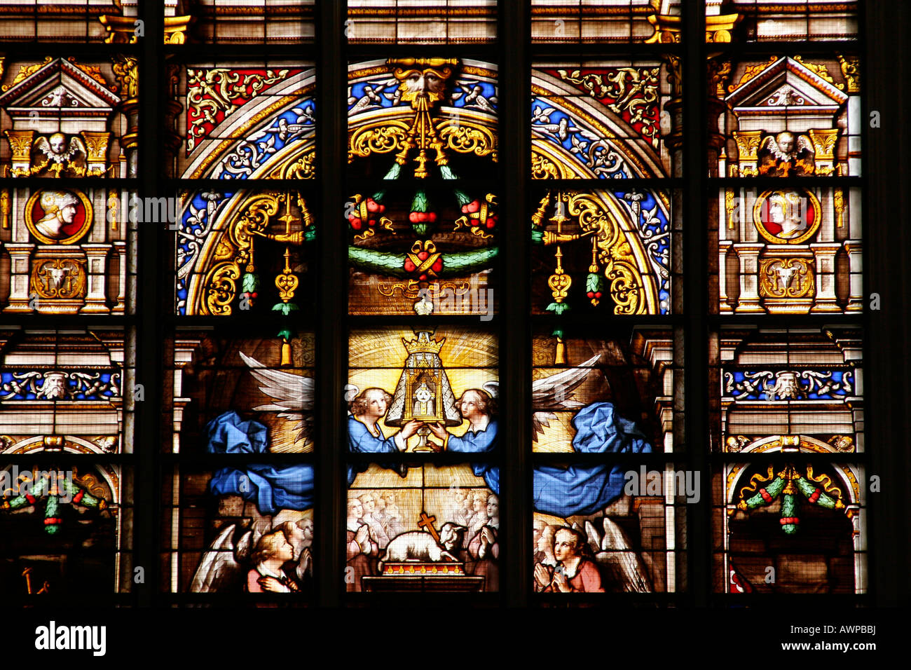 La fenêtre de l'église (vitraux), la cathédrale de Bruxelles, Belgique, Europe Banque D'Images