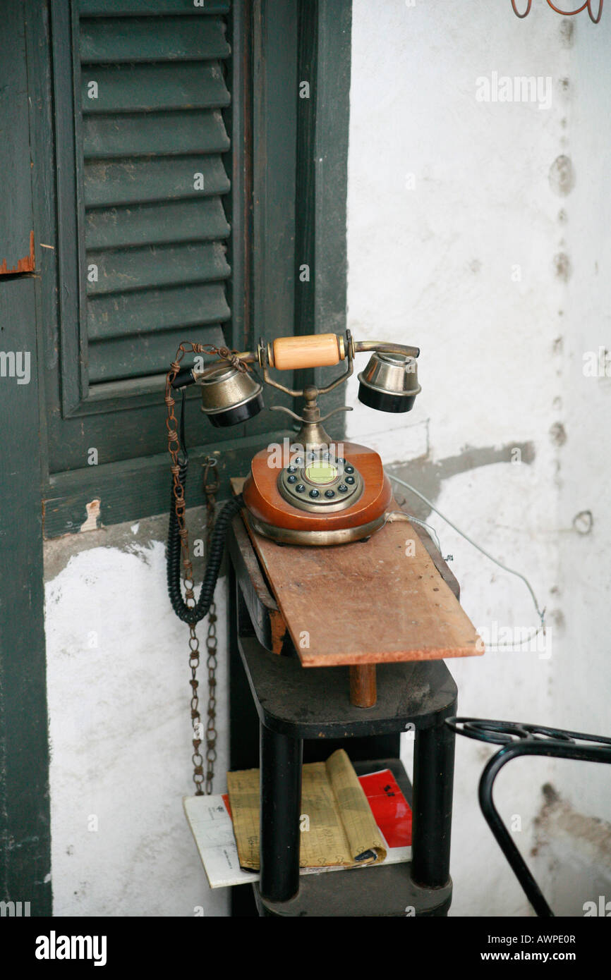 Ancien téléphone dans une cour, La Havane, Cuba, Caraïbes Banque D'Images