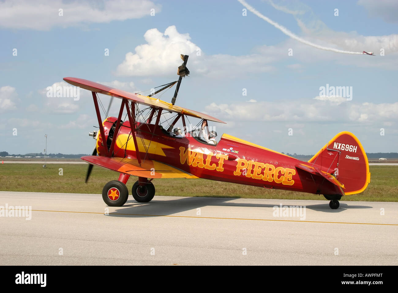 Un Boeing PT17 Stearman biplans taxis lors d'un show aérien Banque D'Images