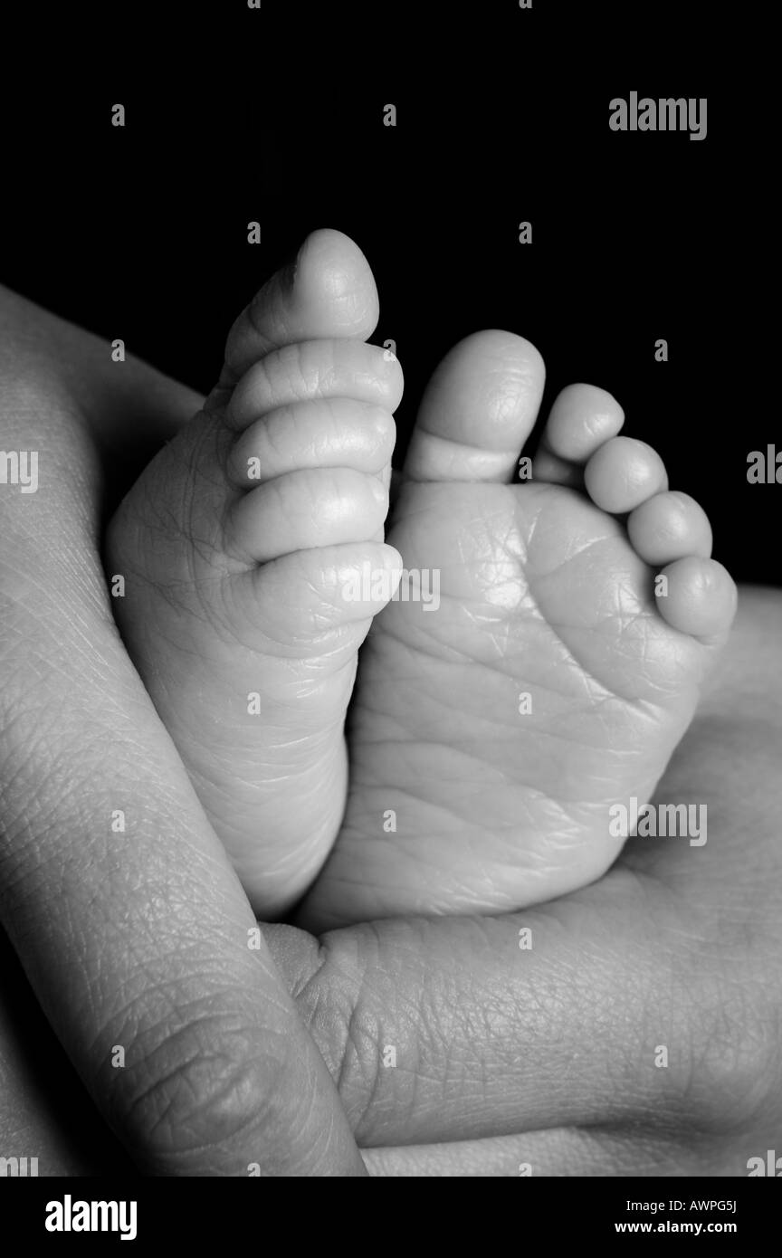 Pied d'un bébé de quatre semaines studio photo en noir et blanc Banque D'Images