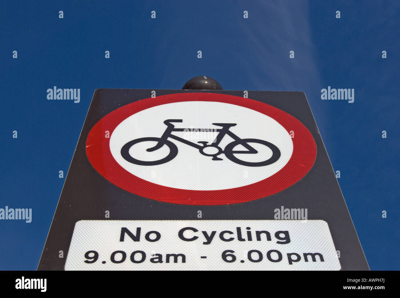 Pas de vélo britannique signe avec des moments où le vélo n'est pas permis, situé à Hounslow, Middlesex, Angleterre Banque D'Images
